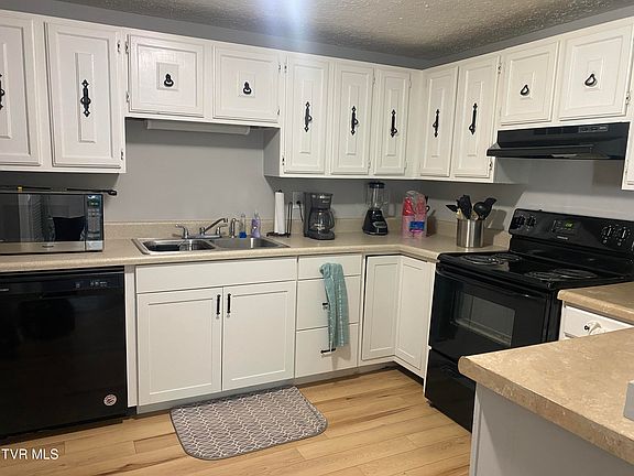 3rd image of 160 Kathy Ave APT 10