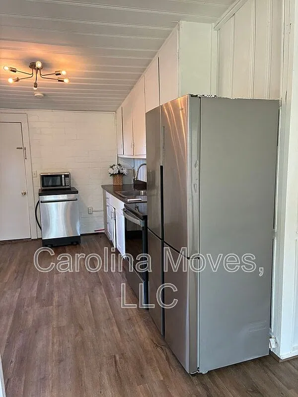 2 bed, 1.0 bath, 728 sqft, $1,199 — Photo 2
