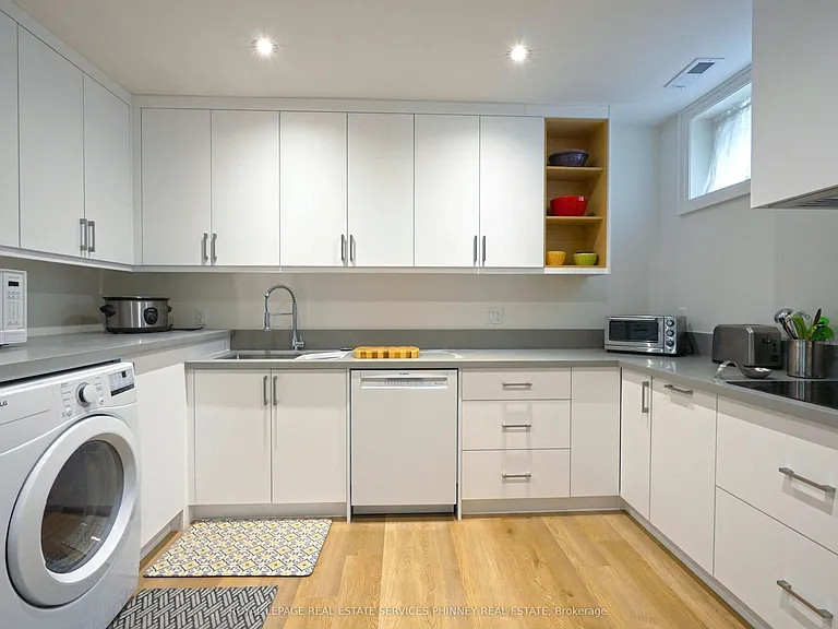 1413 Queen Victoria Ave — Photo 9