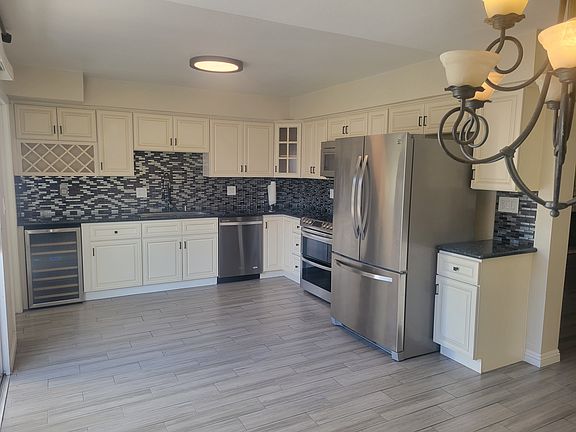 5th image of 584 Willow Green Dr