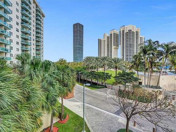 3rd image of 19370 Collins Ave APT 307