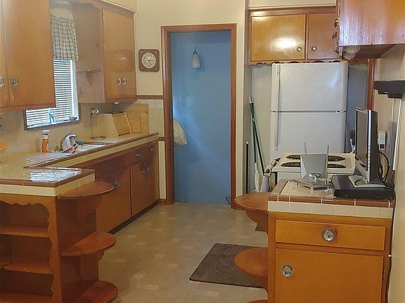 5th image of 23077 Firwood Ave