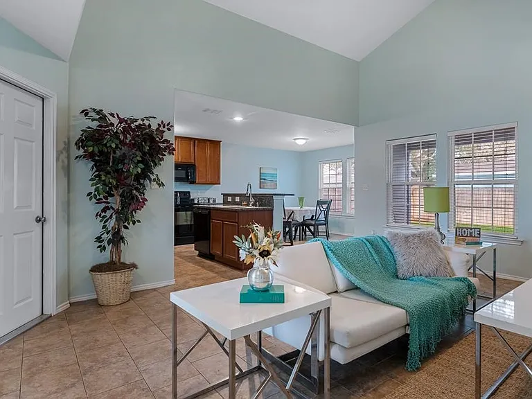 102 Pecan Harbor St — Photo 5