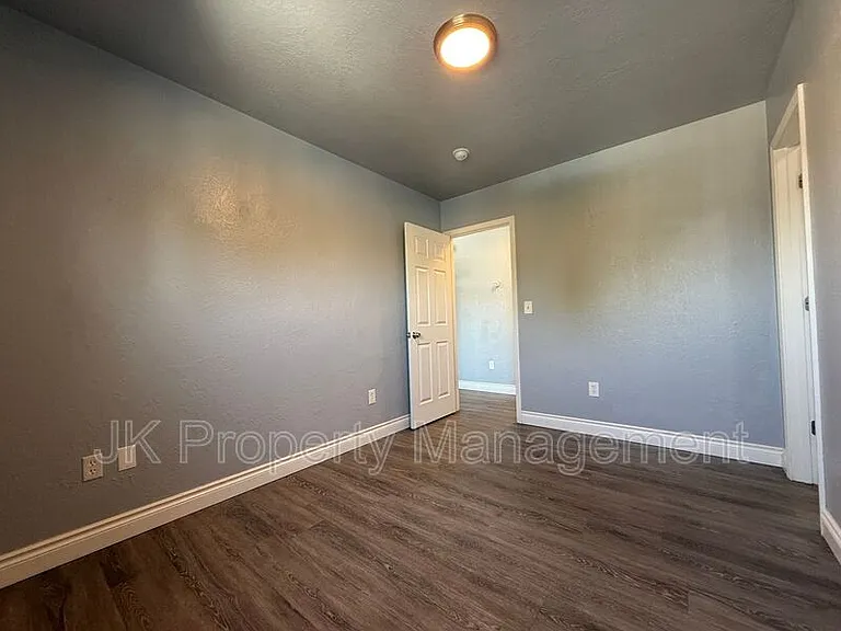 809 15th St #301 — Photo 11