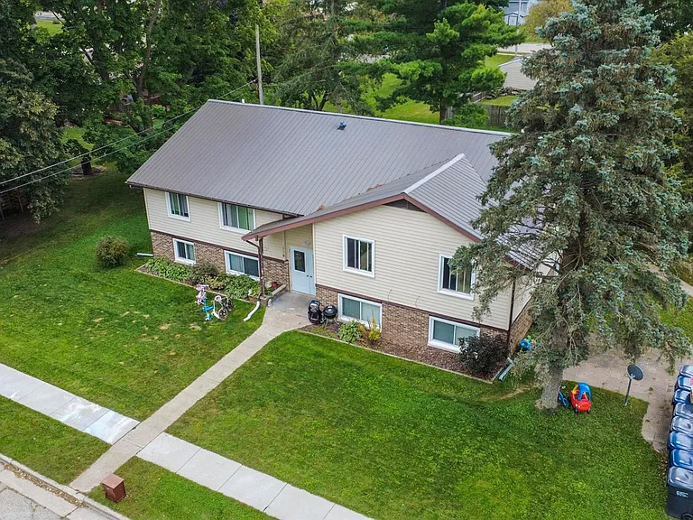 114 W Grant St — Photo 2