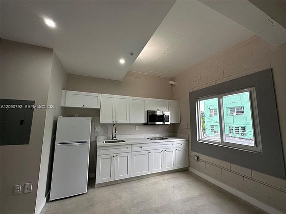 5th image of 320 SW 13th Ave #302