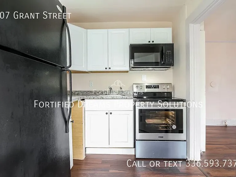 907 Grant St — Photo 8