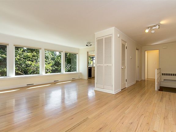 5th image of 10221 NE Beach Crest Dr