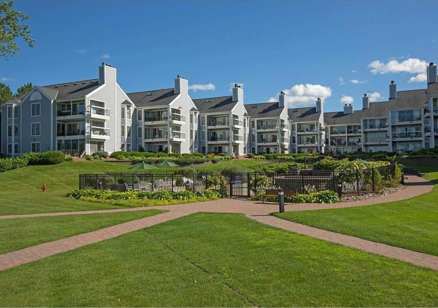 Gables Condo For Rent! In the Heart of Excelsior! — Photo 2