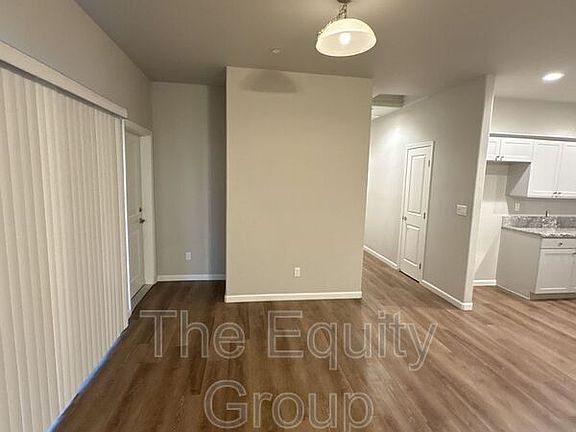 4th image of 514 S Summit St #102