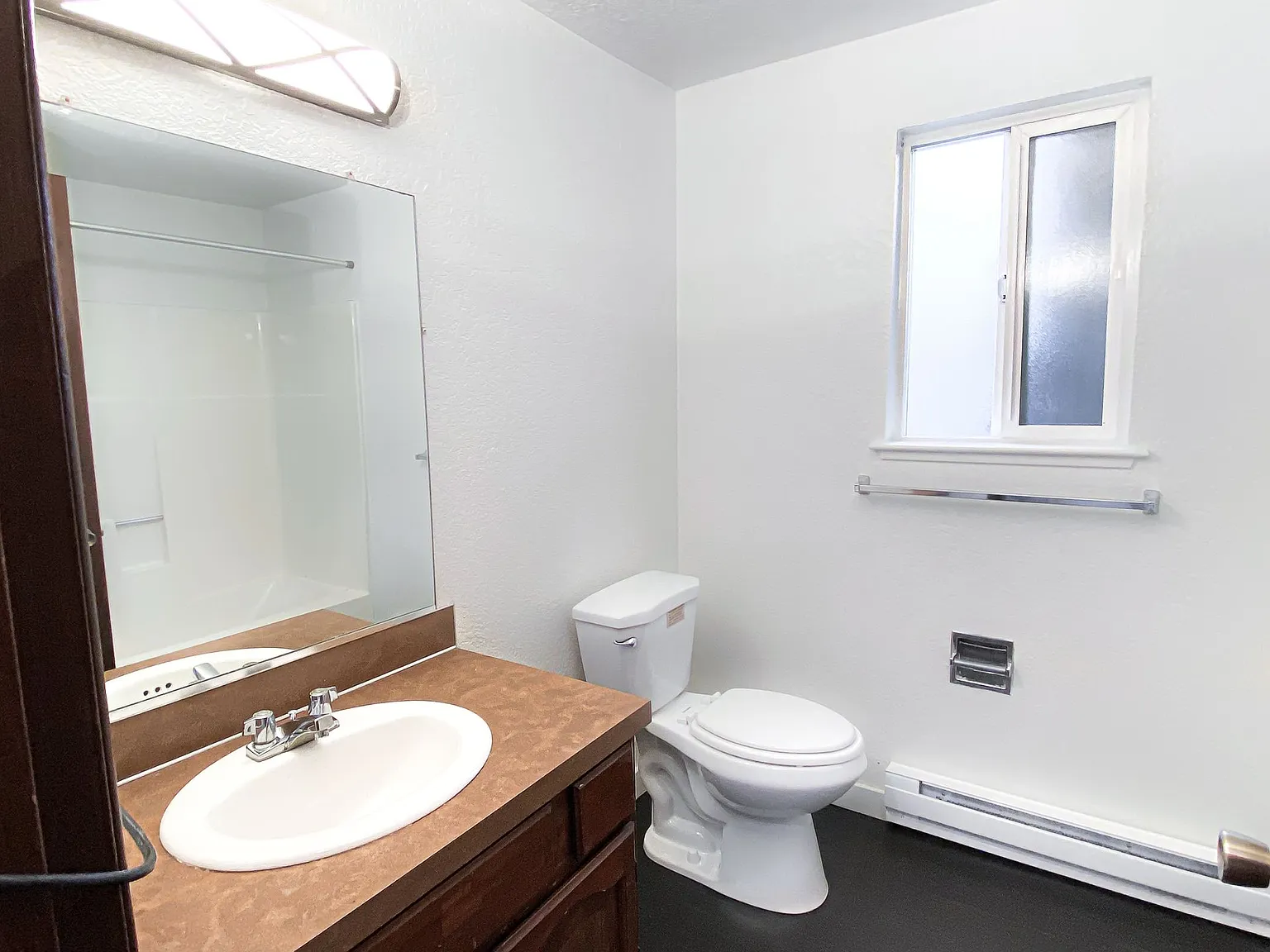 Spacious 2 Bedroom - Excellent Location! — Photo 3