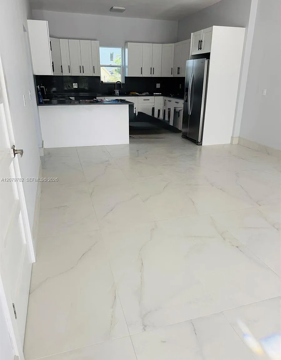 4 bed, 2.5 bath, $2,000 — Photo 3