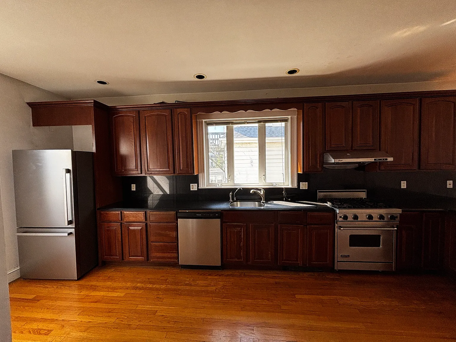 5 bed, 2000 sqft, $3,800 — Photo 2