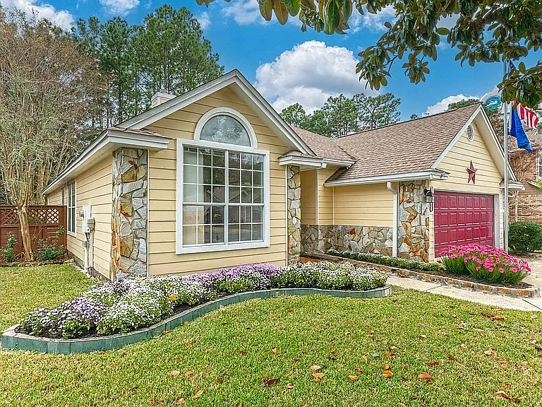 1905 Mistral Ln W