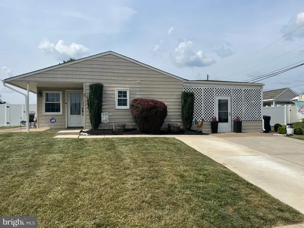 3 Primrose Ln, Levittown, PA 19054