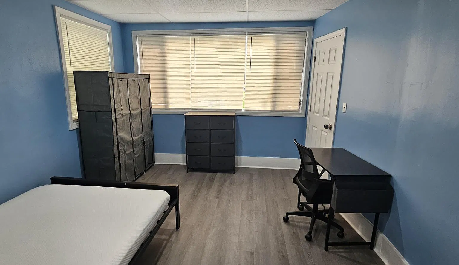 1255 Hart St - Room 1 — Photo 1