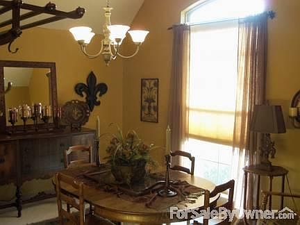 Formal Dining Room
						:
						Room for plenty of friends as you entertain in style.