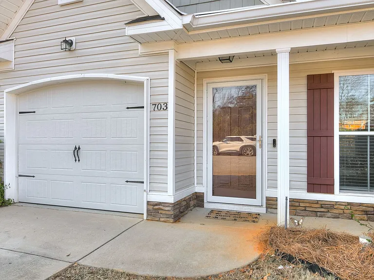 703 Sycamore Ct — Photo 3