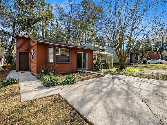 3rd image of 1047 Sutor Rd