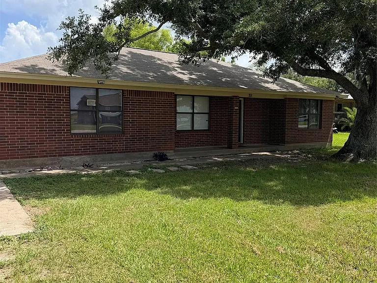 151 Country Oaks St — Photo 1