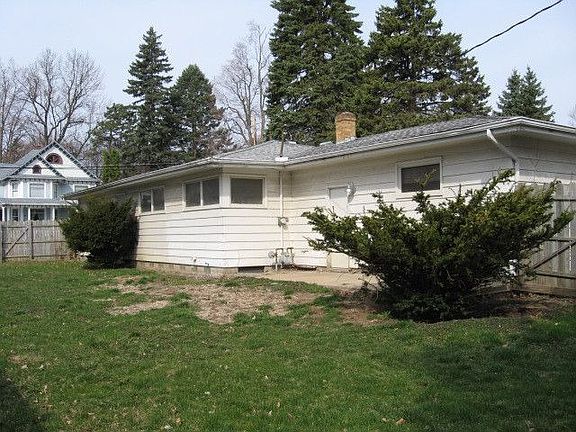 3rd image of 121 Indiana Ct