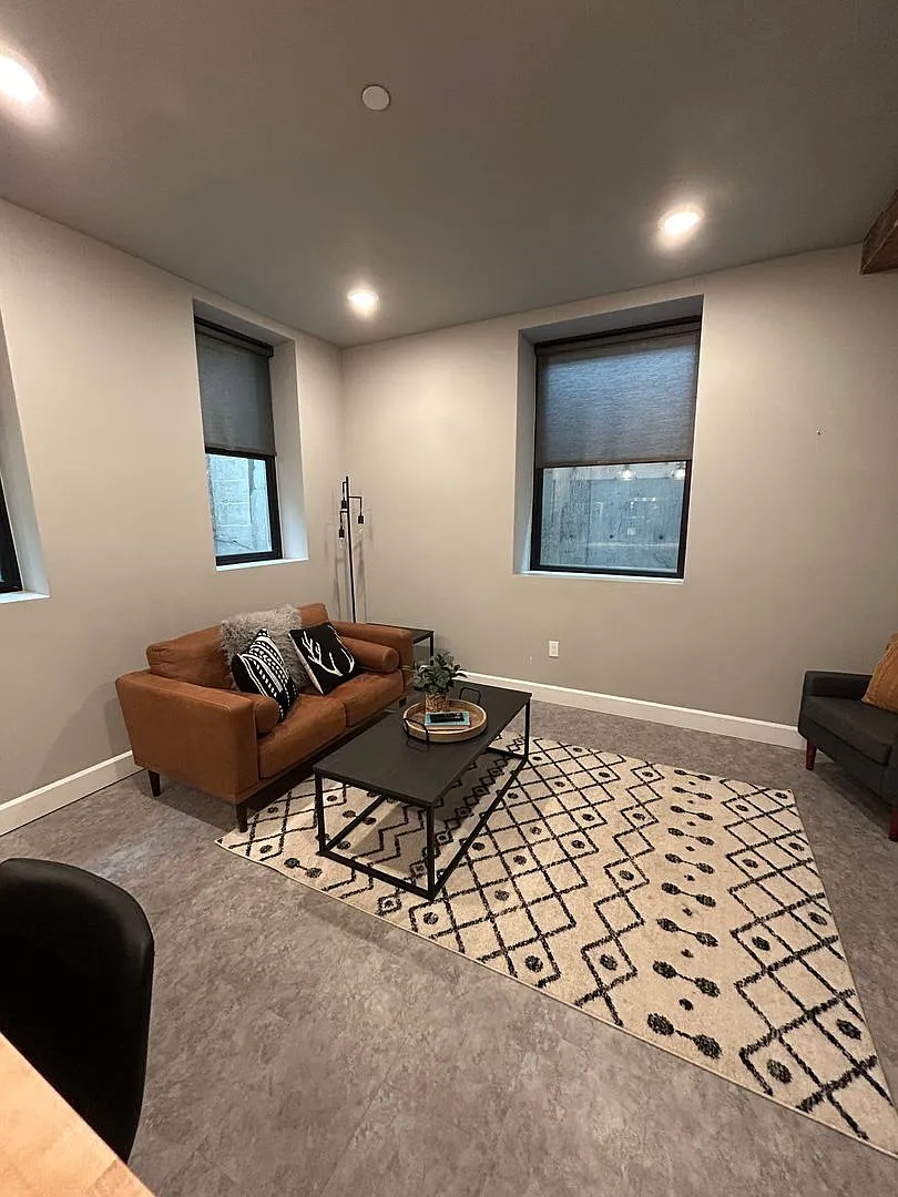 305 N Alaska CLN Investements — Photo 1