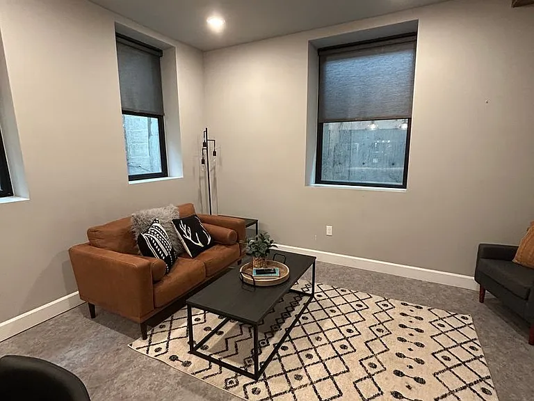 305 N Alaska St — Photo 1