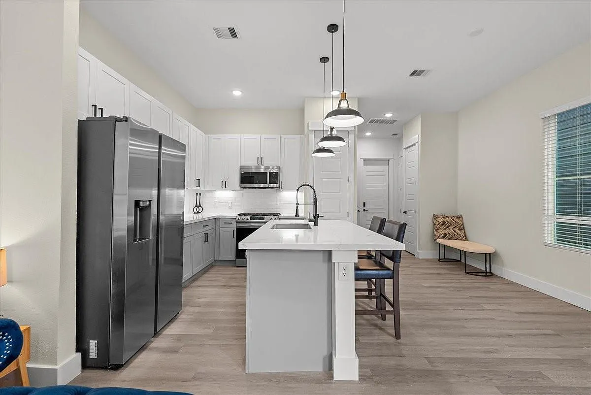 3 bed, 2.5 bath, 1598 sqft, $2,200 — Photo 4