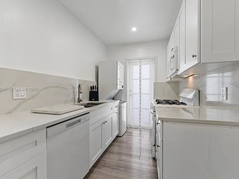8550 Byron Ave #2G — Photo 15