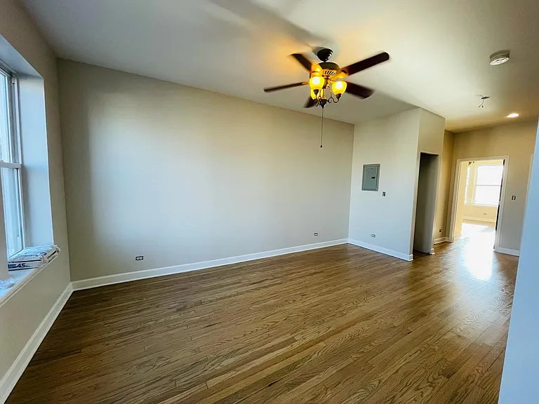 3238 W Berteau Ave #2E — Photo 2