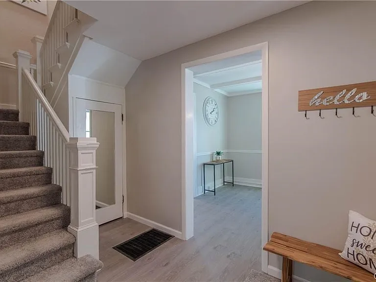 190 Flower Ave E — Photo 17