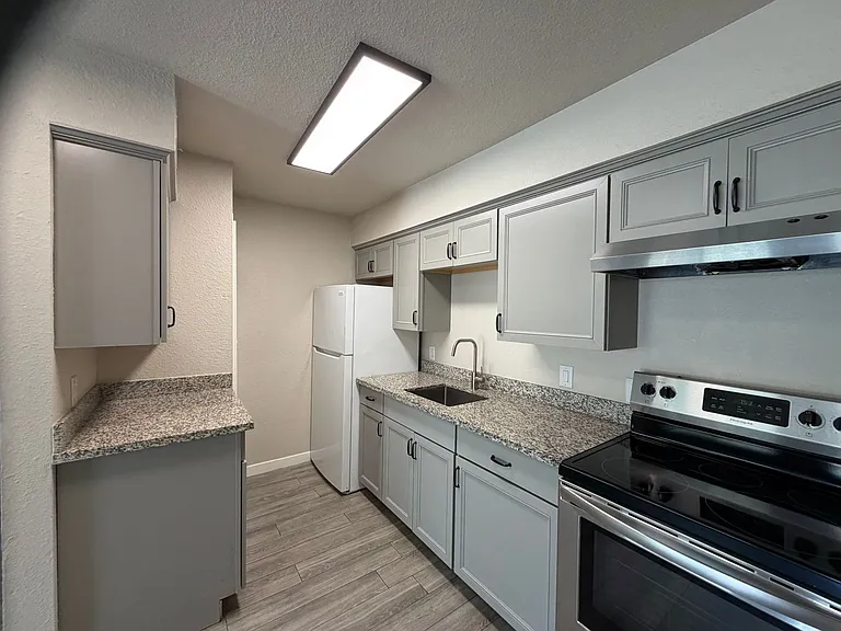 116 N Yosemite Ave — Photo 7