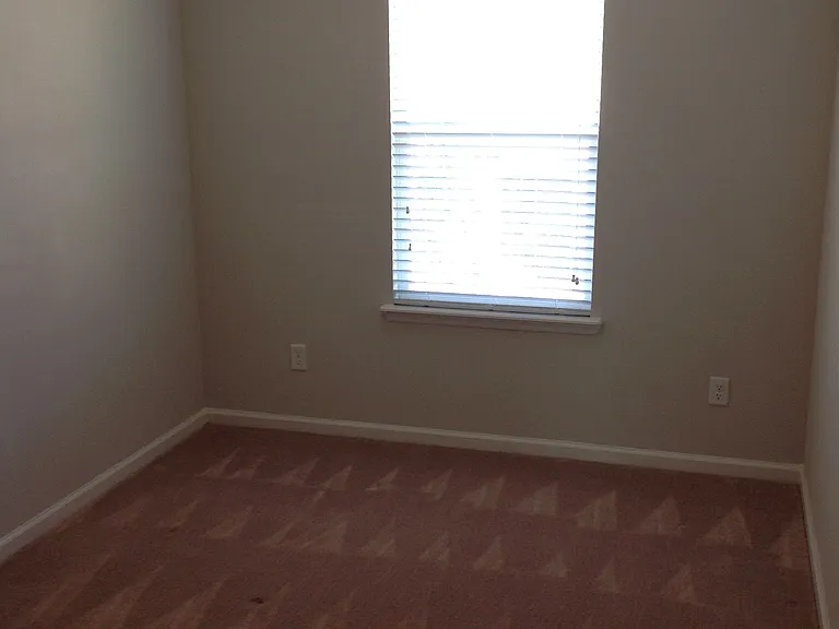 498 Richmond Dr — Photo 7