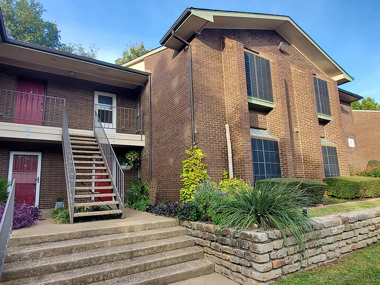 2505 Wedglea Dr — Photo 1