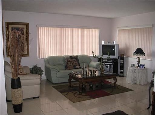 3rd image of 121 NE 204th St APT 12