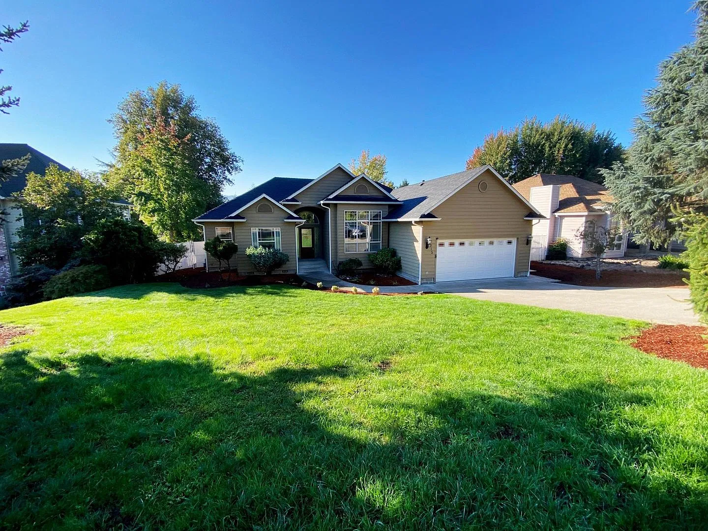 Beautiful Large 4 Bedroom Home in Hucrest! — Photo 2