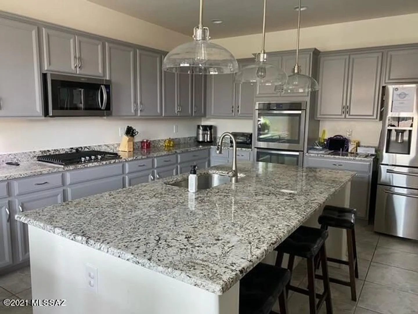 Spacious 4-Bed Marana Home with Chef's Kitchen & Private Fenced Yard — Photo 4