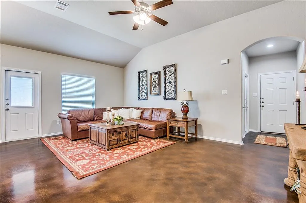 1112 Renee Way — Photo 4