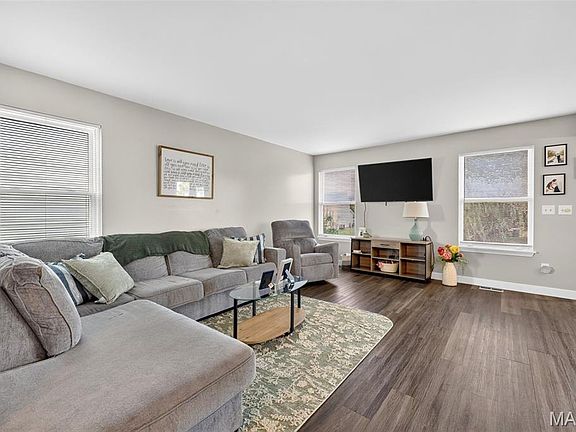 5th image of 222 Centerfield Dr