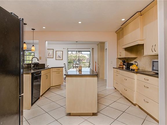 5th image of 2307 SW 40th St