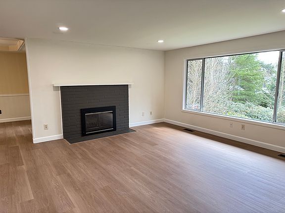 3rd image of 807 Grimes Rd