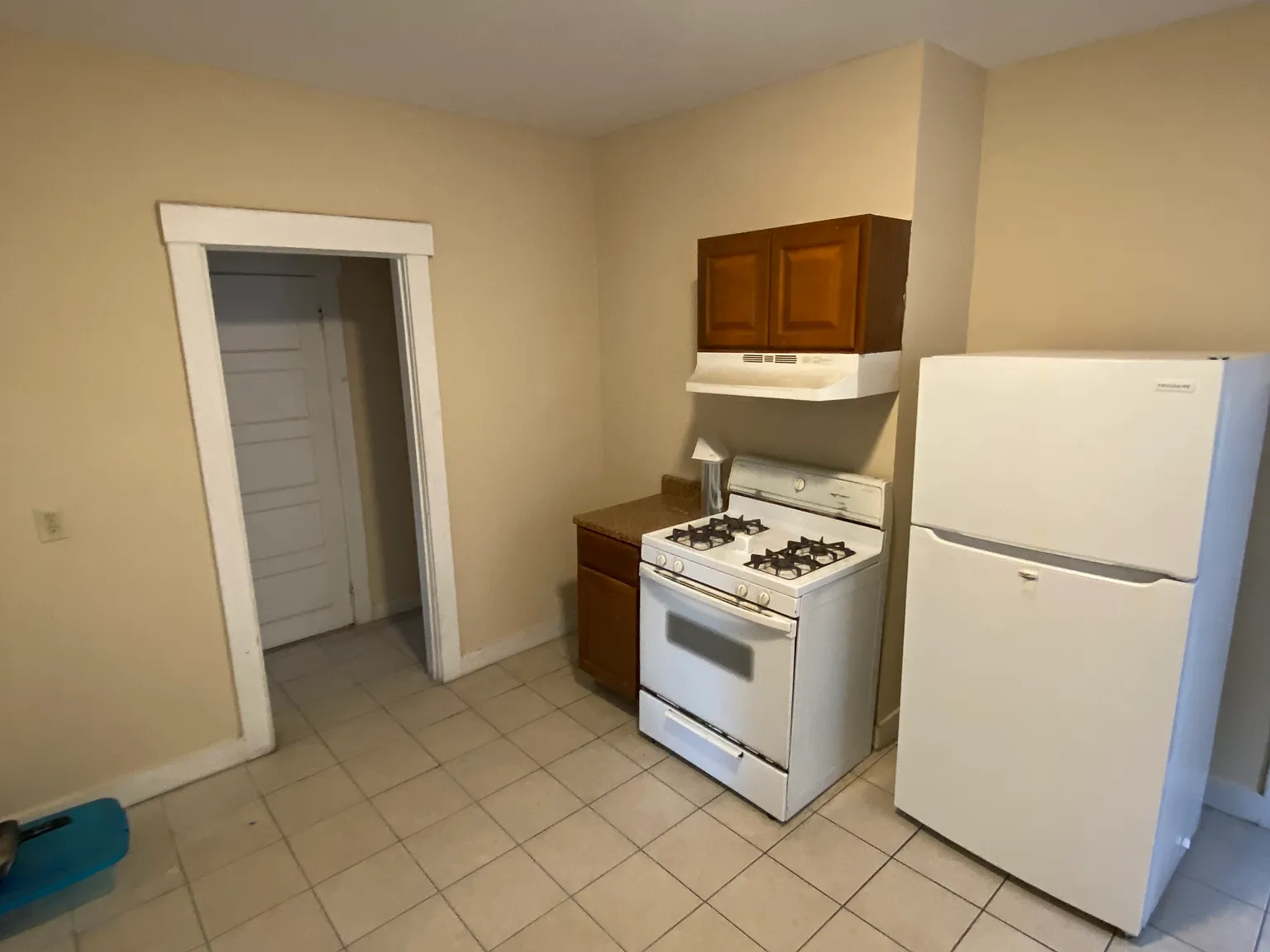 3 bed, 1000 sqft, $2,100 — Photo 3