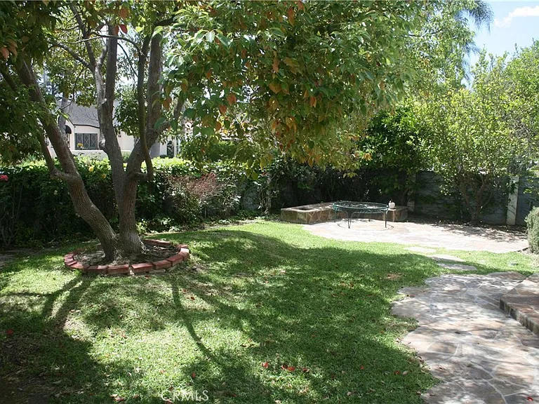 2421 N Heliotrope Dr — Photo 5