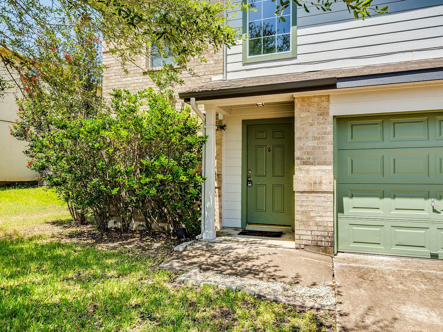 3 bed, 2.5 bath, 1822 sqft, $1,800 — Photo 2