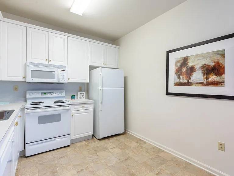 Fox Ridge and Lakeview Park Apartments — Photo 13