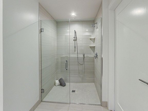3rd image of 1318 N Western Ave #5C