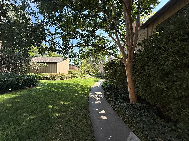 475 W Walnut St — Photo 39