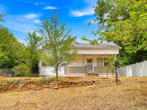 327 W 1st St, Konawa, OK 74849