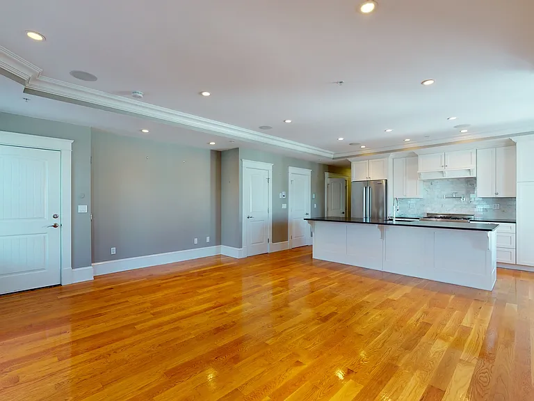 721 E 6th St #4 — Photo 4