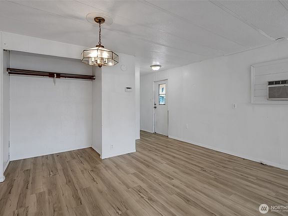4th image of 21409 132nd Street E